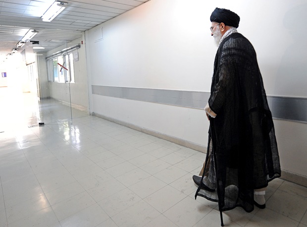 آیت الله علی خامنه ای رهبر جمهوری ایران هنگام ترخیص از بیمارستان - آسوشیتد پرس
