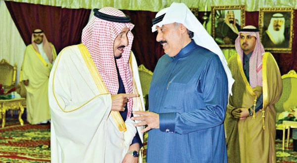شاهزاده سلمان بن عبدالعزیز در حال صحبت کردن با شاهزاده متعب بن عبدالله  روز گذشته هنگام عیادت از پادشاه عربستان (واس)