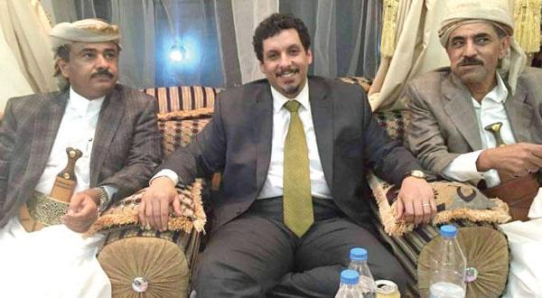 عکسی که در شبکه ها ی اجتماعی منتشر شد و گفته می شود بن مبارک مدیر دفتر ریاست جمهوری یمن را وسط دو نفر از رهبران حوثی لحظاتی پیش از آزادی نشان می دهد 
