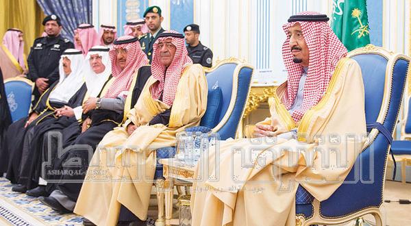 ملک سلمان بن عبد العزیز پادشاه جدید عربستان  و شاهزاده مقرن بن عبد العزیز ولیعهد و شاهزاده محمد بن نایف جانشین ولیعهد  وشاهزاده خالد بن عبد الله بن عبد العزیز وشاهزاده متعب بن عبد الله بن عبد العزیز به هنگام استقبال از هیئتهای عزاداران در ریاض (عکس از بندر الجلعود)