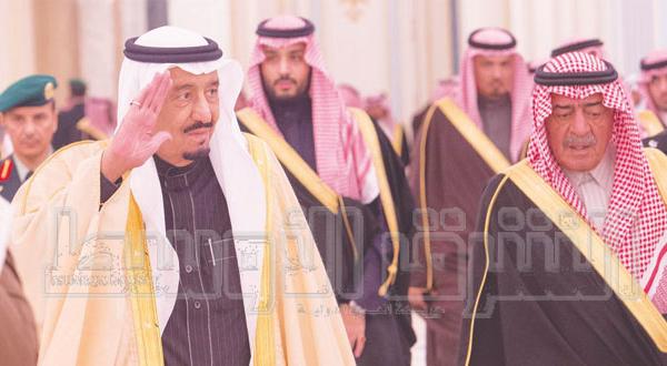 ملک سلمان بن عبدالعزیز پادشاه عربستان و شاهزاده مقرن بن عبدالعزیز ولیعهد هنگام ادای سوگند وزیران جدید در ریاض (عکس از بندر الجلعود)  