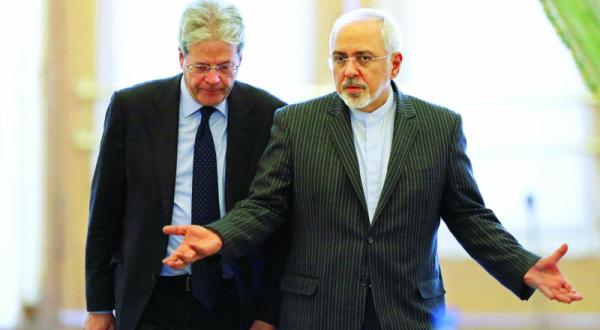 محمد جواد ظریف وزیر خارجه ایران به هنگام استقبال از پائولو جنتیلونی همتای ایتالیایی خود در تهران (آ.ب)