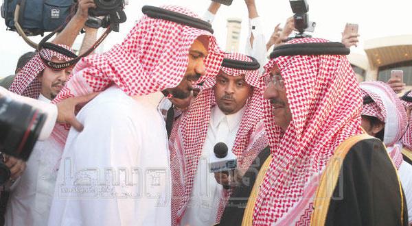 شاهزاده محمد بن نایف بن عبدالعزیز جانشین ولیعهد عربستان در حال خوش آمد گویی به عبدالله الخالدی پس از رسیدن به ریاض (عکس از سعد العنزی)