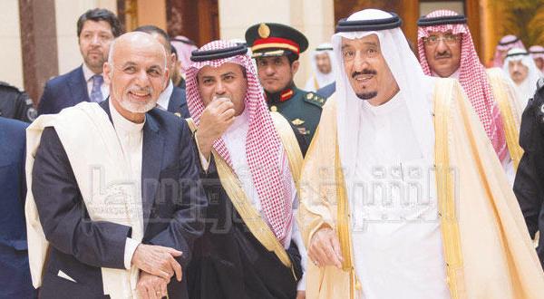 ملک سلمان پادشاه عربستان و شاهزاده محمد بن نایف جانشین ولیعهد عربستان به هنگام استقبال از رئیس جمهور افغانستان (عکس از بندر الجلعود)