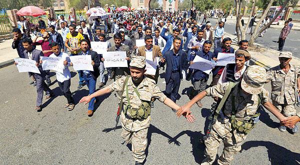 دانشجویان یمنی و طرفداران حوثی ها با برپایی راهپیمایی چهارمین سالگرد انقلاب سال 2011 بر ضد علی عبدالله صالح را در صنعا  جشن می گیرند (عکس از آژانس عکس خبری اروپا)