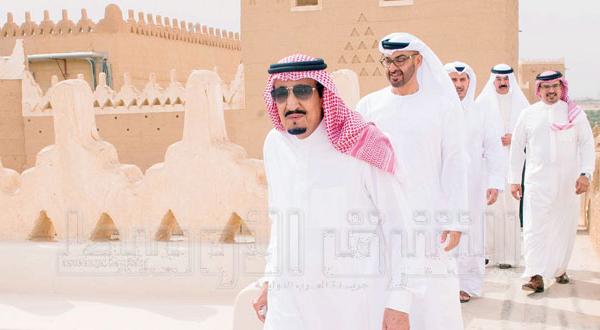 ملک سلمان بن عبدالعزیز پادشاه عربستان و شیخ محمد بن زاید آل نهیان ولیعهد ابوظبی و شاهزاده سلمان بن حمد آل خلیفه ولیعهد بحرین در گشتی در مزرعه عوجا در منطقه الدرعیه در تصویر شیخ عبدالله بن ناصر آل ثانی رئیس شورای وزیران قطر و شیخ محمد الخالد الصباح معاون رئیس شورای وزیران کویت  نیز دیده می شوند(عکس از بندر الجلعود)