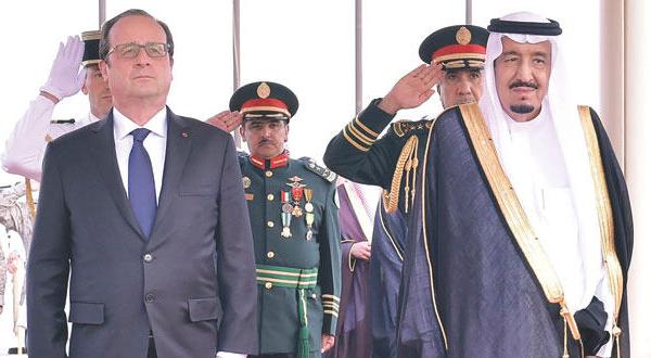 ملک سلمان بن عبدالعزیز به هنگام استقبال از فرانسوا اولاند رئیس جمهور فرانسه در ریاض (عکس از خبرگزاری عربستان سعودی)