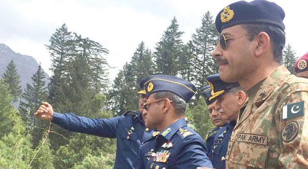 سهیل آمان فرمانده کل نیروهای هوایی پاکستان در حال بازدید از مکان سرنگونی بالگردی که دیپلمات های خارجی را منتقل می کرد (عکس از آژانس عکس خبری اروپا) 