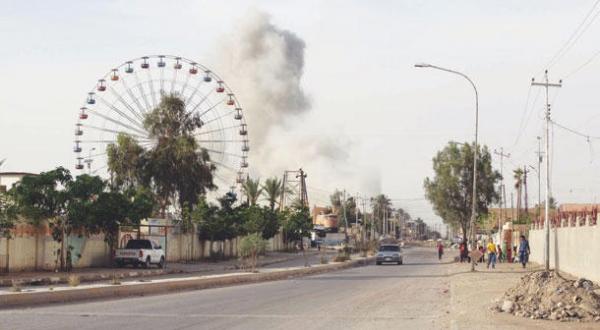 بالا رفتن دود از پایگاهی در رمادی که جنگنده های ائتلاف یک هفته پیش از سقوط این شهر به دست داعش آن را بمباران کردند – عکس از آسوشیتد پرس