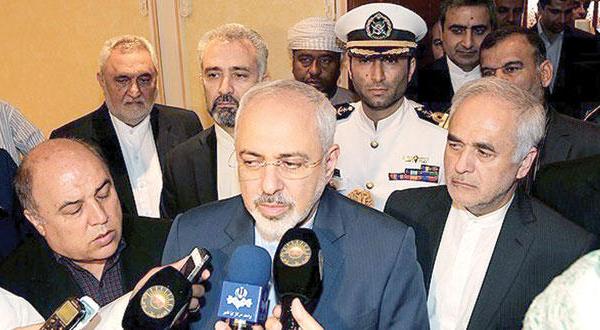 ظریف به هنگام گفتگوی مطبوعاتی در مسقط پس از دیدار با وزیر خارجه عمان – عکس از خبر گزاری فارس