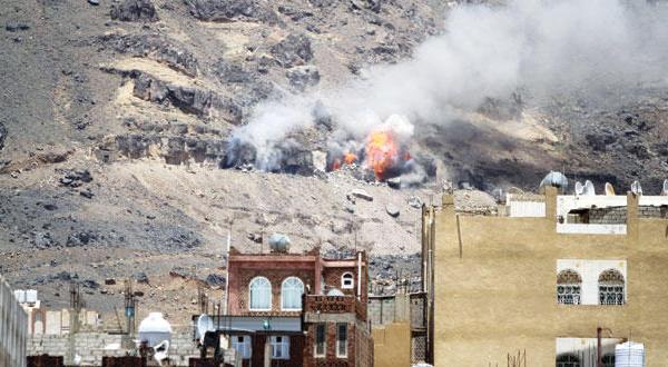 آتش و دود متصاعد شده از کوه نقم در صنعا پس از بمباران انبارهای اسلحه توسط جنگنده های ائتلاف – عکس از رویترز