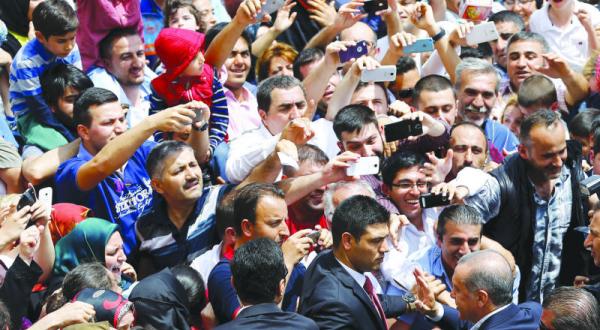 رجب طیب آردوغان رئیس جمهور ترکیه پس از شرکت در انتخابات پارلمانی در میان طرفداران خود در استانبول – عکس از رویترز 