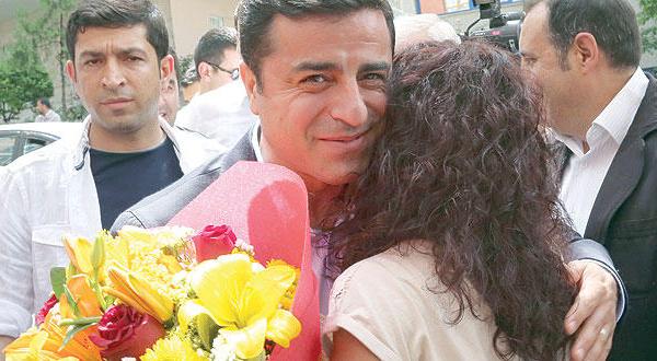 رهبر حزب «ملتهای دموکرات» کردستانی در حال دیدار با طرفداران خود مقابل مقر حزب در مرکز آنکارا – عکس از آسوشیتد پرس