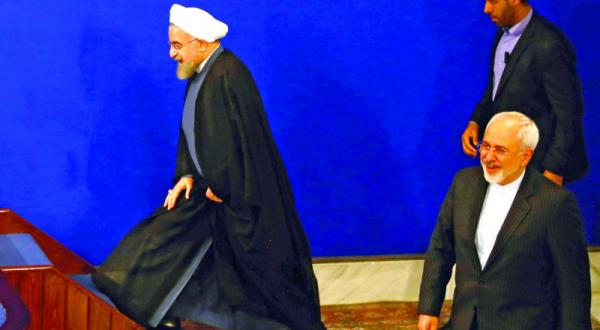 حسن روحانی رئیس جمهور ایران و محمد جواد ظریف وزیر امور خارجه پیش از کنفرانس مطبوعاتی در تهران – عکس از آژانس عکس خبری اروپا