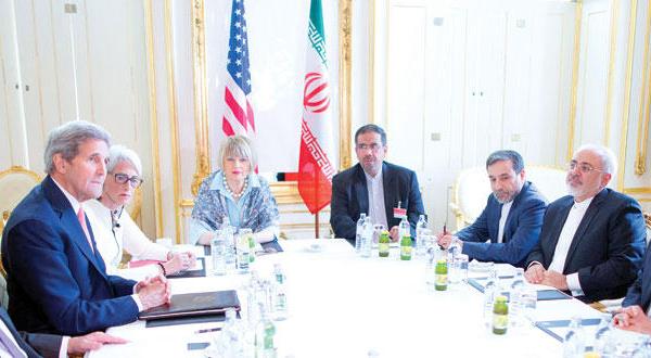 جان کری وزیر خارجه ایران و همتای ایرانی وی محمد جواد ظریف طی مذاکرات «هسته ای» ایران در وین – عکس از آژانس عکس خبری اروپا