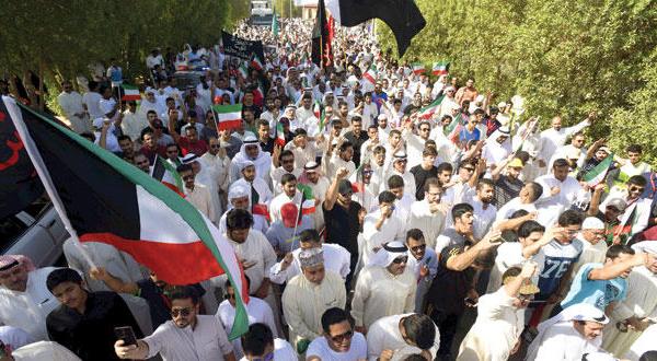 هزاران کویتی با بر افراشتن پرچم کشور خود و سر دادن شعارهایی که دعوت به وحدت ملی می کرد، قربانیان «الصوابر» را در کویت تشییع کردند – عکس از رویترز