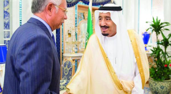 پادشاه عربستان سعودی به هنگام استقبال از نخست وزیر مالزی – عکس از خبرگزاری عربستان سعودی
