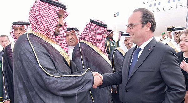 شاهزاده محمد بن سلمان به هنگام استقبال از فرانسوا اولاند رئیس جمهور فرانسه طی سفر قبلی وی به ریاض – عکس از الشرق الأوسط