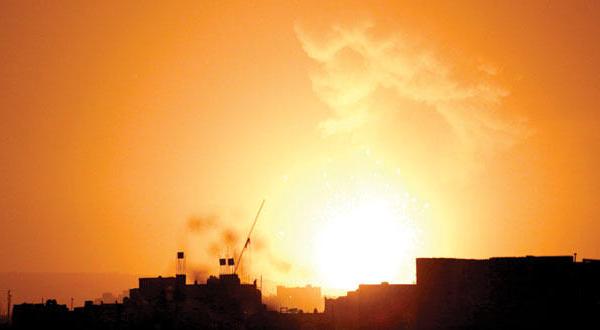 متصاعد شدن دود بر اثر حملات نیروهای ائتلاف به بزرگ ترین انبار اسلحه در حومه صنعا – عکس از آسوشیتد پرس