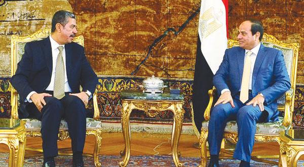 عبد الفتاح السیسی رئیس جمهور مصر به هنگام استقبال از خالد محفوظ بحاح معاون رئیس جمهور و نخست وزیر یمن در قاهره – عکس از آسوشیتد پرس