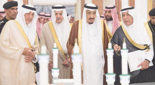 پادشاه عربستان سعودی در مراسم آغاز سومین توسعه سازی مسجد الحرام از ماکت آن بازدید می کند. شاهزاده خالد الفیصل حاکم منطقه مکه و شاهزاده عبد الاله بن عبد العزیز مشاور پادشاه و شاهزاده محمد بن سلمان جانشین ولیعهد نیز وی را همراهی می کنند – عکس از خبرگزاری عربستان سعودی