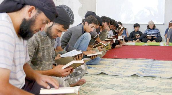 مبارزانی از جنبش «احرار الشام» در حال قرائت قرآن در ماه رمضان درون اردوگاه جنبش در ادلب – عکس از رویترز