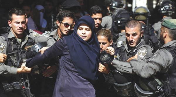 پلیس اسرائیل در حال بازداشت یک زن فلسطینی در قدس – عکس از خبرگزاری فرانسه