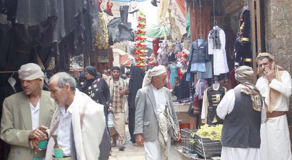 یمنی ها در حال خرید از منطقه قدیمی در صنعا – عکس از خبرگزاری فرانسه