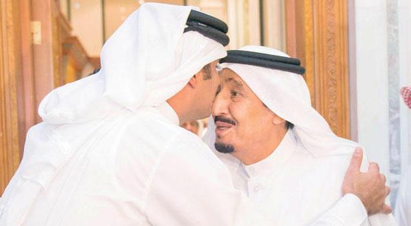  ملک سلمان بن عبد العزیز پادشاه عربستان سعودی به هنگام استقبال از شیخ تمیم بن حمد حاکم قطر در قصر الصفا در مکه – عکس از خبرگزاری عربستان سعودی