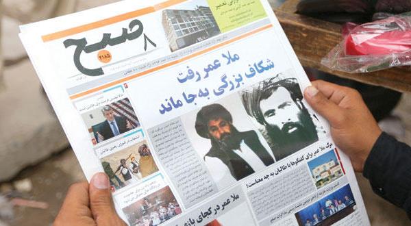 یک شهروند افغانی در حال پیگیریانتخاب ملا اختر منصور به جای ملا محمد عمر رهبر طالبان و شکاف های ایجاد شده در صف های این جنبش به علت نادیده گرفتن انتخاب حاکم جدید از سوی «شورای کویته» از طریق روزنامه «صبح» – عکس از آسوشیتد پرس
