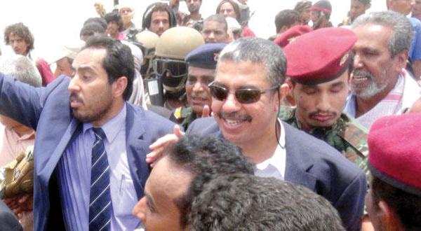خالد بحاح معاون رئیس جمهور یمن به هنگام رسیدن به فرودگاه عدن – عکس از آژانس عکس خبری اروپا