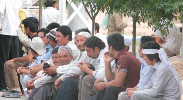 ایرانی های بی کار در انتظار فرصتی برای کار ساعتی در شهرستان آران در استان اصفهان – عکس از گیتی