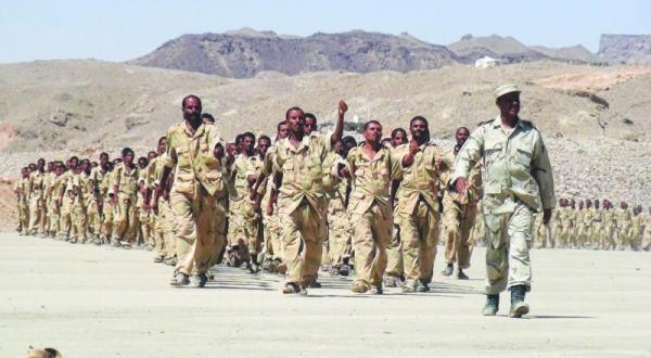 مبارزان یمنی حامی مشروعیت در حال آموزش در اردوگاه ارتش در استان عابر در حدود 270 کیلومتری شرق مأرب – عکس از خبرگزاری فرانسه