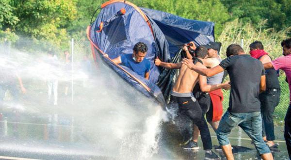 نیروهای پلیس مجارستان با استفاده از آب فشار قوی در حال متفرق کردن تظاهرات مهاجران در مرزها در نزدیکی شهرستان هورگوس – عکس از آژانس عکس خبری اروپا