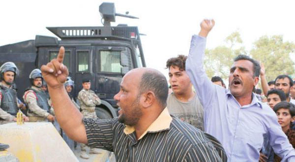 پلیش ضد شورش عراق از نزدیک شدن تظاهرکنندگان به ساختمان شورای استان در بصره جلوگیری می کند – عکس از آسوشیتد پرس