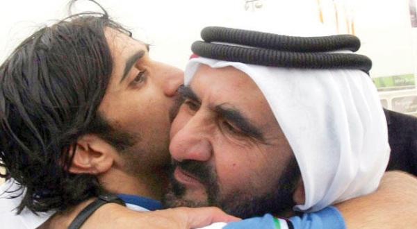 عکسی آرشیوی از شیخ محمد بن راشد در حالی که پسر فقید خود را به آغوش کشیده است – عکس از خبرگزاری فرانسه