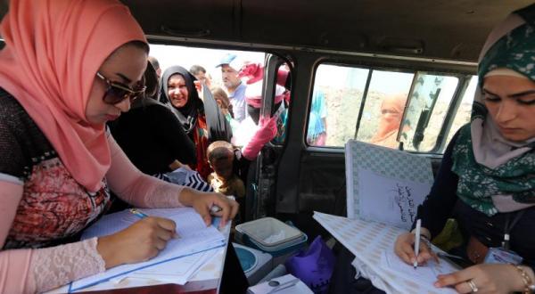 دو پرستار عضو در کمپین واکسیناسیون علیه بیماری وبا در یک اردوگاه آوارگان  در نزدیکی بغداد – عکس از خبرگزاری فرانسه