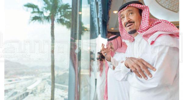 ملک سلمان بن عبد العزیز پادشاه عربستان سعودی از بالکن شیشه ای کاخ سلطنتی مشرف به منا بر راحتی و امنیت و نقل و انتقال حجاج نظارت می کند و شاهزاده محمد بن نایف ولیعهد در کنار وی به چشم می خورد – عکس از بندر الجلعود