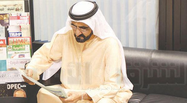 شیخ محمد بن راشد آل مکتوم در حال خواندن روزنامه «الشرق الأوسط» به هنگام بازدید از   مقر روزنامه در لندن – عکس از الشرق الأوسط