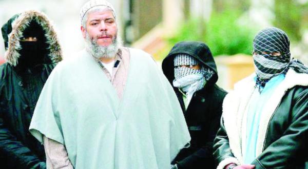 ابو حمزه در میان حامیان خود هنگامی که در بریتانیا بود پیش از بازداشت شدن و فرستادن او به آمریکا