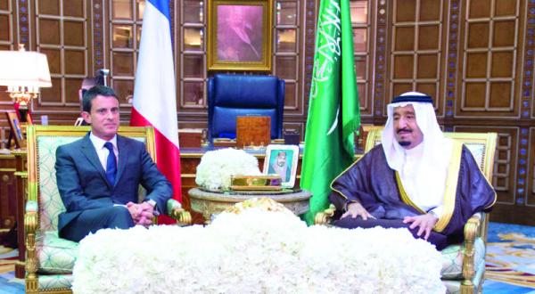 ملک سلمان بن عبد العزیز به هنگام استقبال از نخست وزیر فرانسه – عکس از خبرگزاری عربستان سعودی