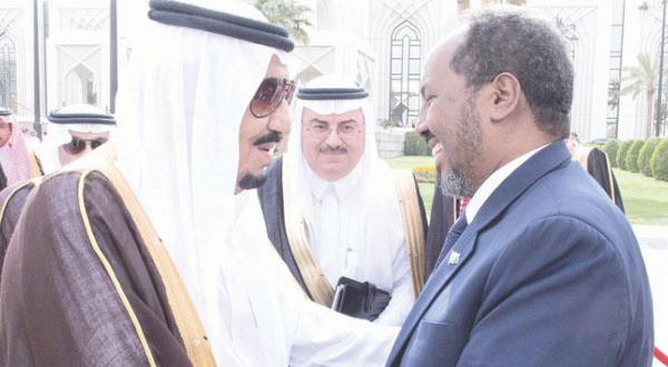ملک سلمان بن عبد العزیز پادشاه عربستان سعودی به هنگام استقبال از حسن شیخ محمود رئیس جمهور سومالی در ریاض – عکس از خبرگزاری عربستان سعودی