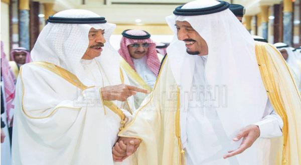 ملک سلمان بن عبد العزیز پادشاه عربستان سعودی به هنگام استقبال از شاهزاده خلیفه بن سلمان آل خلیفه نخست وزیر بحرین در قصر یمامه در ریاض، شاهزاده محمد بن نایف نیز در تصویر دیده می شود – عکس از بندر الجلعود