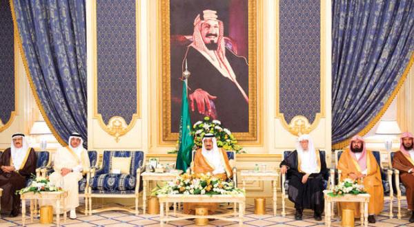 ملک سلمان بن عبد العزیز پادشاه عربستان سعودی به هنگام دیدار با شاهزادگان، علما و شهروندان در قصر السلام در جده – عکس از خبرگزاری عربستان سعودی