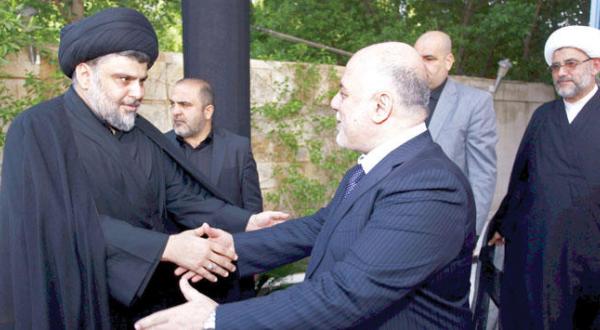 حیدر العبادی به هنگام دیدار با مقتدا صدر رهبر جنبش صدر طی سفر نخست وزیر به نجف – عکس از رویترز