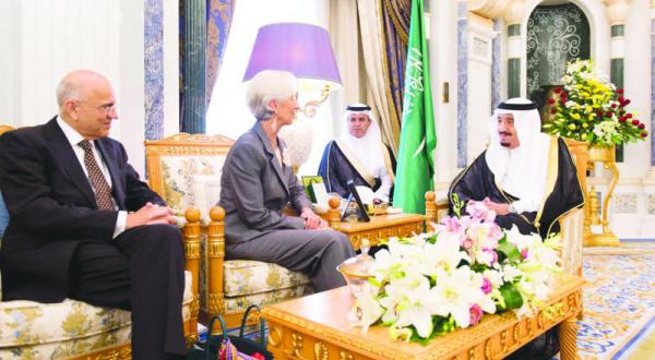 ملک سلمان بن عبد العزیز پادشاه عربستان سعودی به هنگام دیدار با خانم کریستین لاگارد مدیر صندوق بین المللی پول – عکس از خبرگزاری عربستان سعودی