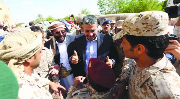 خالد بحاح معاون رئیس جمهور و نخست وزیر یمن به همراه سلطان العراده استاندار مأرب در حال بازدید از یکی از جبهه های استان – عکس از رویترز