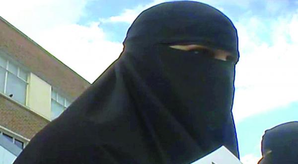 یک زن انگلیسی در شرق لندن در حال تشویق زنان مسلمان برای سفر و زندگی زیر چتر خلافت – عکس از الشرق الاوسط