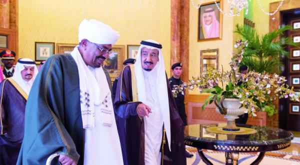 پادشاه عربستان سعودی به هنگام استقبال از رئیس جمهور سودان در ریاض – عکس از خبرگزاری عربستان سعودی