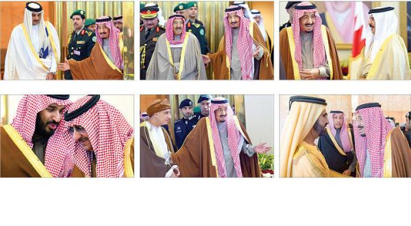 پادشاه عربستان سعودی در حال خوش آمد گویی به مهمانان خود هنگام رسیدن سران کشورهای عضو شورای همکاری خلیج برای شرکت در اجلاس سران این شورا